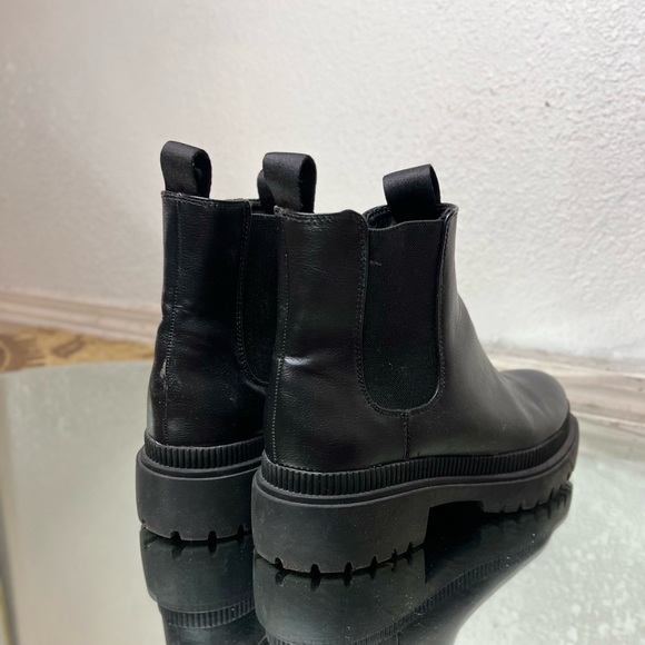 Chunky Chelsea Booties with elasticized side panels and a loop at back. SIZE 9 - Picture 2 of 8